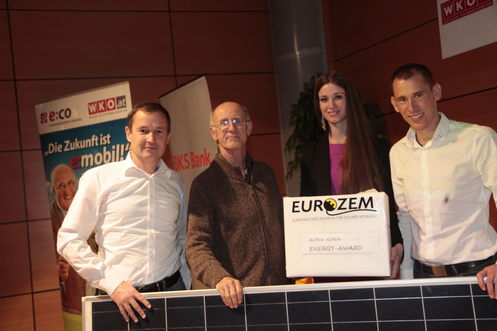 V. l. n. r.: Sponsor Peter Prasser (KIOTO PV), Gewinner Georg Waska, Glücksengerl Giuliana Gattuso, Oliver Hromada (EUROZEM)) _MG_5134_klein